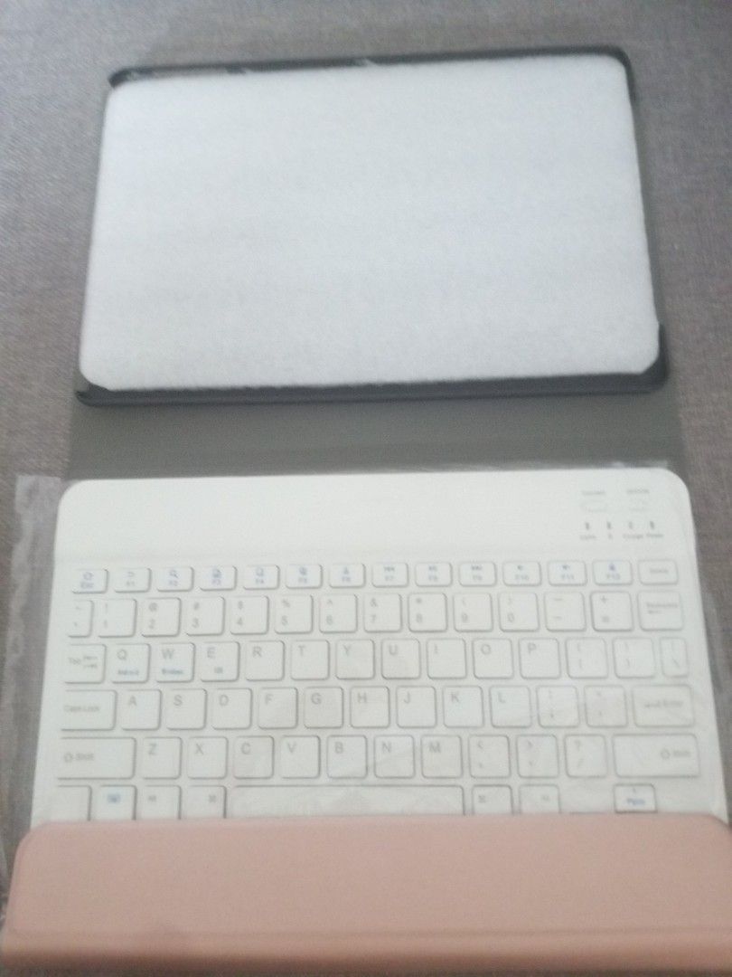 ipad case (Category: Computer Keyboard) located in Singapore. Submitted by sarahmcwien (Listing ID 1253794683, Image 3). Description: Hi im selling my New ipad case/ Pro 9.7/ Air 2/ Air.