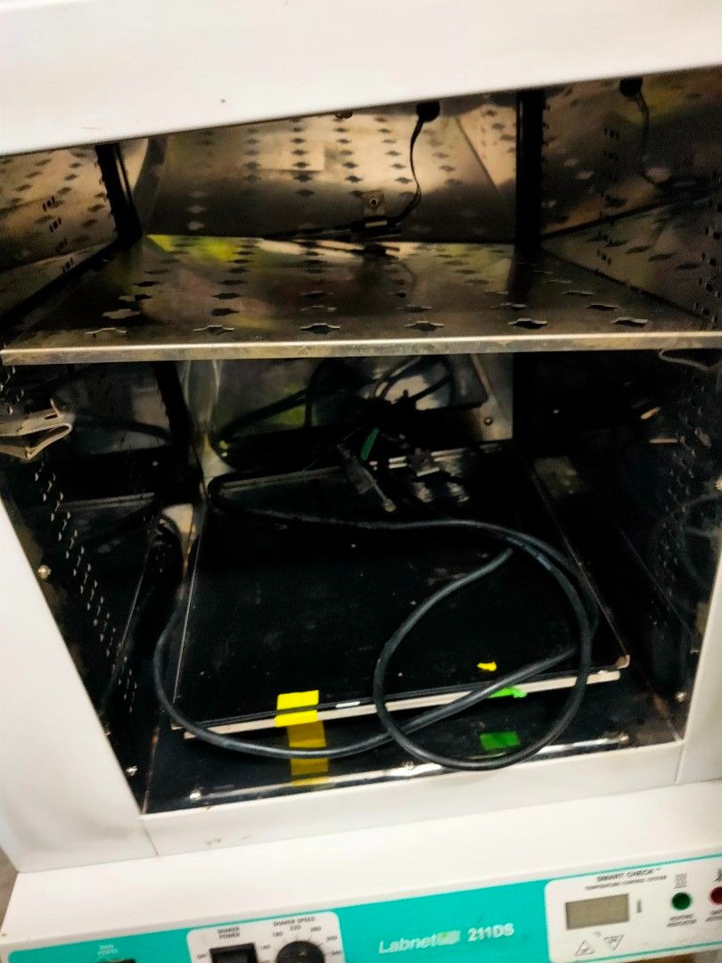 211DS Shaking incubator, PFEIFFER TSU 071 Pumping Station for