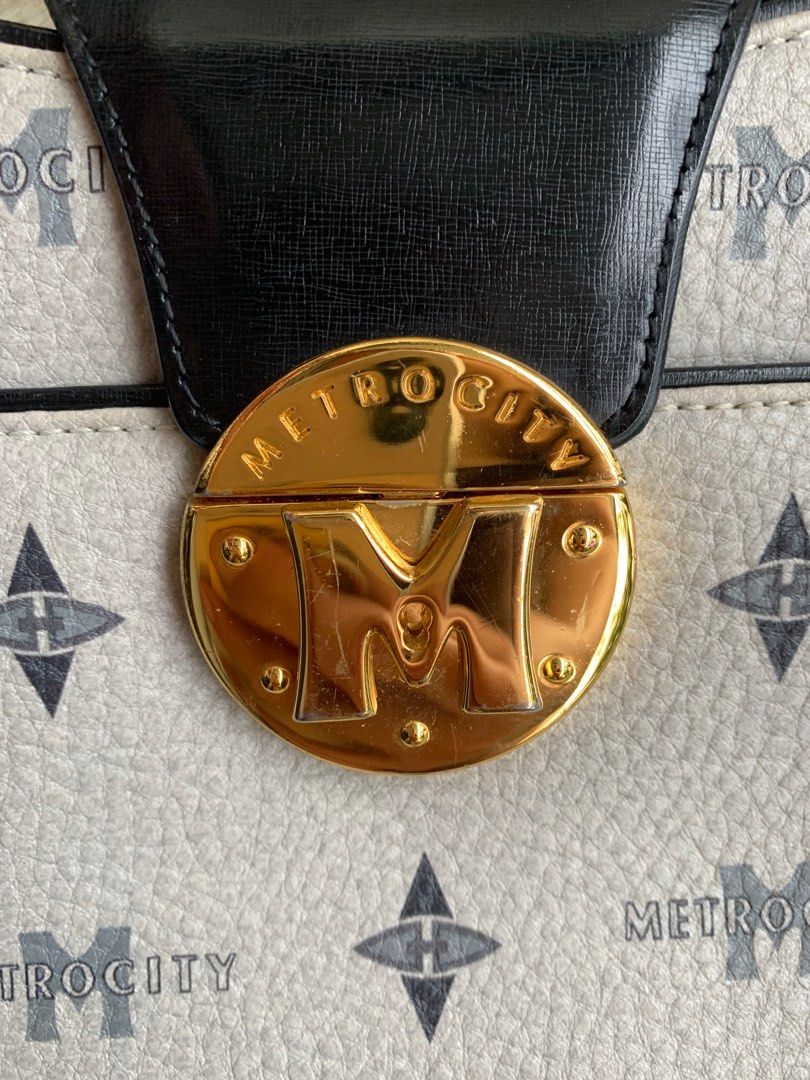 MetroCity small sling bag (Category: Luxury Bags & Wallets) located in Manila. Submitted by yanakolekzione (Listing ID 1253859808, Image 3). Description: Preloved bag Original Metrocity Fits small to medium wallet Fits Iphone XS max.