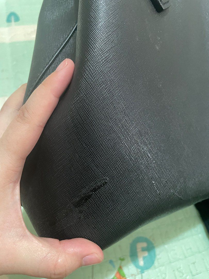 Preloved Tory Burch Bag (Category: Luxury Bags & Wallets) located in Manila. Submitted by carlypots (Listing ID 1253701437, Image 3). Description: Price negotiable Pls take a look at all the photos Rarely used but I wasnt able to store the bag properly thus the damages No dustbag or box anymore Shipping via grab or lala only.