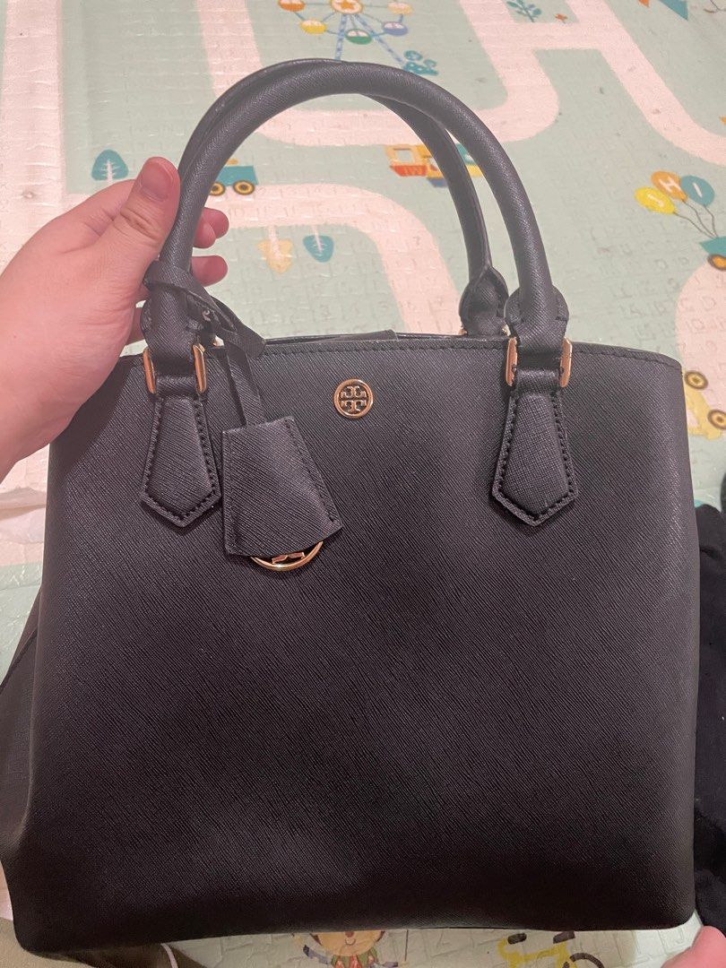 Preloved Tory Burch Bag (Category: Luxury Bags & Wallets) located in Manila. Submitted by carlypots (Listing ID 1253701437, Image 1). Description: Price negotiable Pls take a look at all the photos Rarely used but I wasnt able to store the bag properly thus the damages No dustbag or box anymore Shipping via grab or lala only.