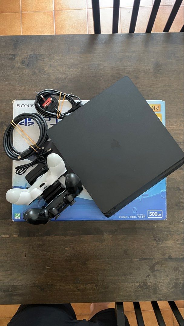 Inside shop ps4 slim