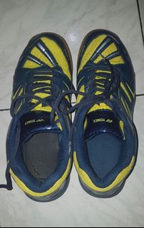Sepatu badminton yonex 42