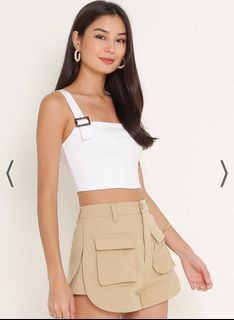 SUPERGURL BETHEA BUCKLE TOP (WHITE)