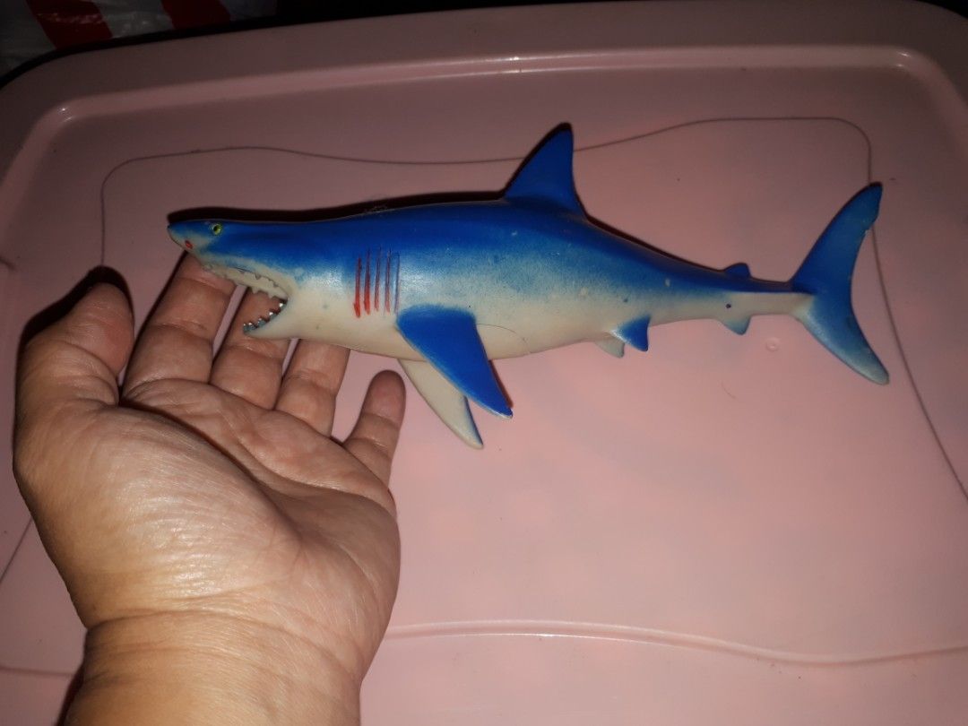 Thick rubber shark big (Category: Water Sports) located in Quezon City. Submitted by secretluxuryshop (Listing ID 1253835806, Image 1). Description: .