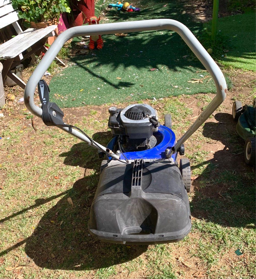 Victa 4 stroke Lawnmover Super Catcher. Works well Outdoors