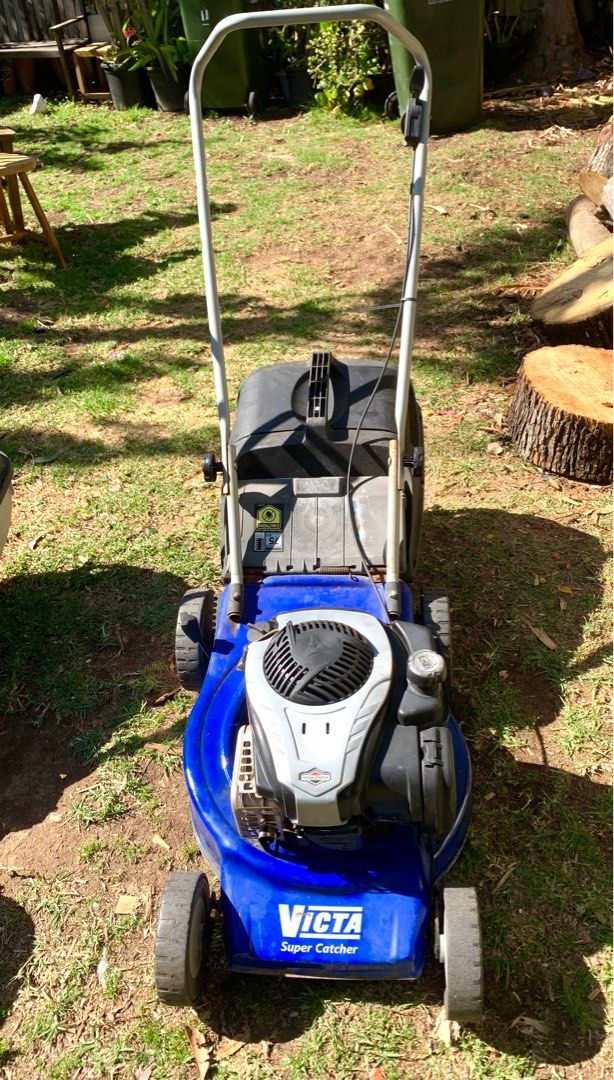 Victa 4 stroke Lawnmover Super Catcher. Works well Outdoors