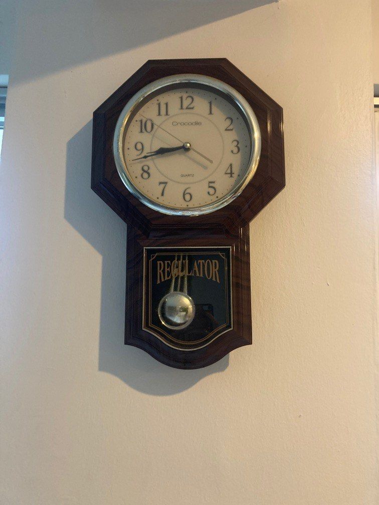 Wall clock (Category: Clocks) located in Singapore. Submitted by simmi123 (Listing ID 1253701403, Image 1). Description: Quartz brand.