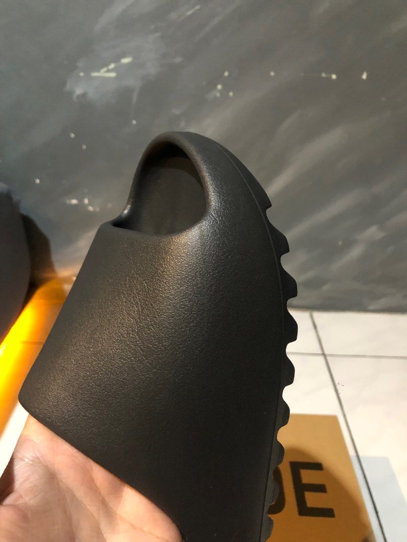 https://id.carousell.com/p/yeezy-slides-onyx-size-8-1253882067/
