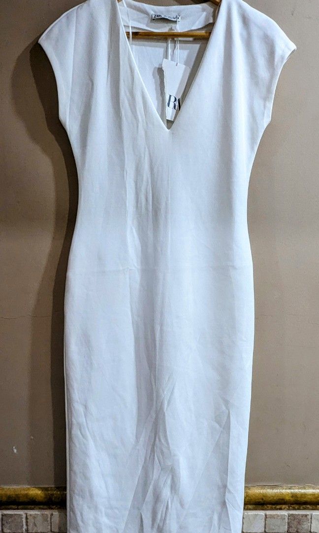 Zara fitted v-neck dress (Category: Dresses) located in Las Pinas. Submitted by rozramer (Listing ID 1253830664, Image 1). Description: PLEASE NOTE ITEM IS WASHED AND TAG HAS BEEN RE-ATTACHED. Item in great condition. Pick up in BF Resort Village, Las Pinas at buyer's expense. Shipping options are gogo express, grab and lalamove. Other shipping preferences will be handled by buyer and pick-up at my place. Payment can be made via Gcash or BPI Fami