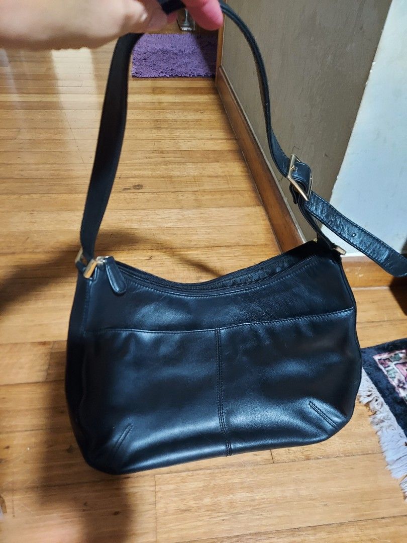 AIGNER Black leather shoulder bag preloved Women s Fashion Bags