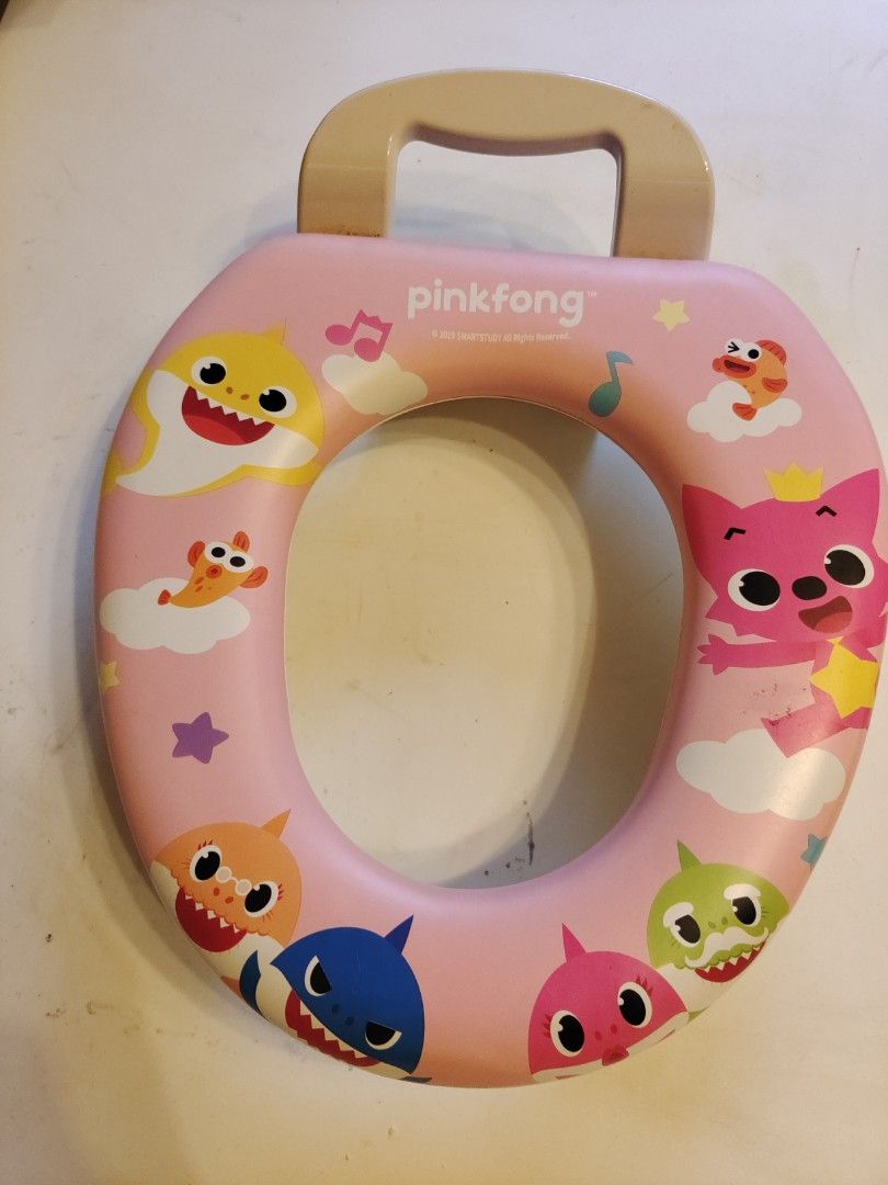 Baby shark toilet seat, 兒童＆孕婦用品, 洗澡及換尿片, 洗澡及換尿片 如廁學習 Carousell