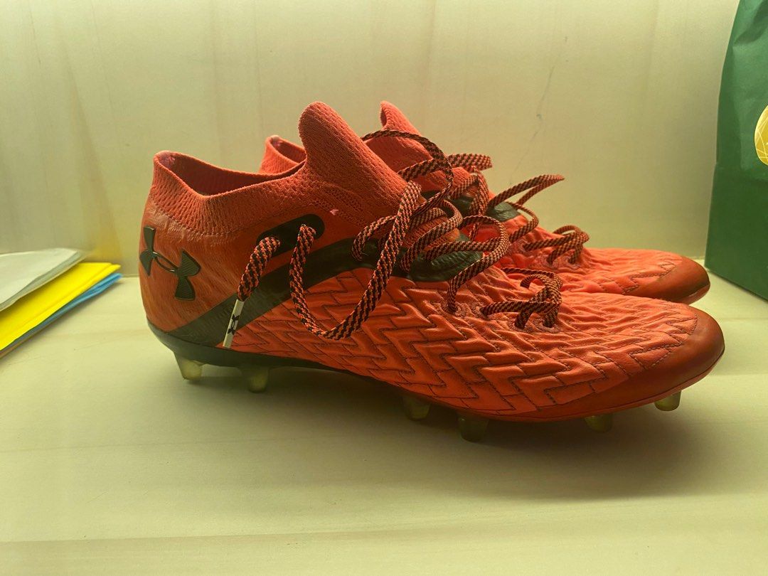Red under armour sales soccer cleats