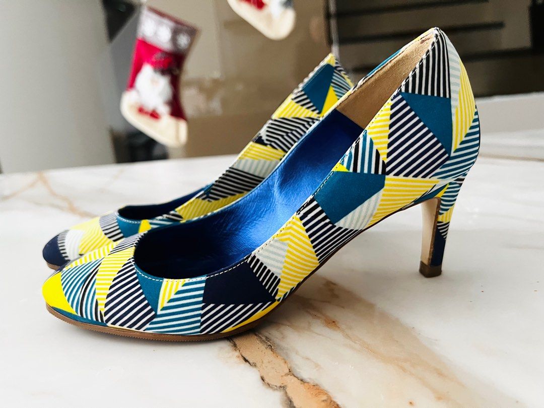 Yellow pumps new arrivals size 1