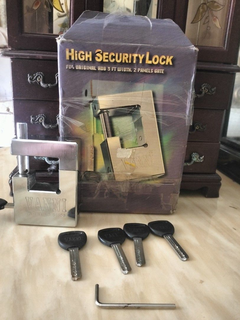 HDB/Apartment/gate lock, Furniture & Home Living, Security & Locks