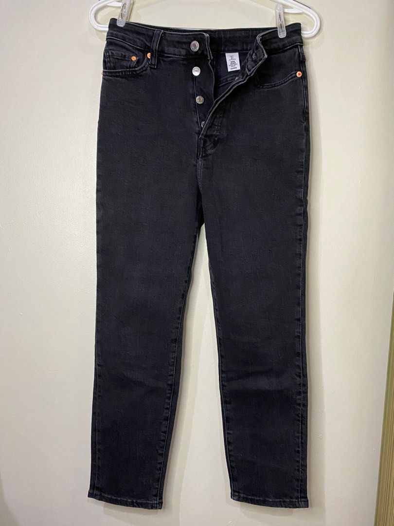 H&M Mom Jeans for Women (Category: Jeans) located in Quezon City. Submitted by perrywinkle_ (Listing ID 1275751306, Image 2). Description: H&M Mom Jeans. Bought last August 2022 for ₱1690. Used only twice or thrice..