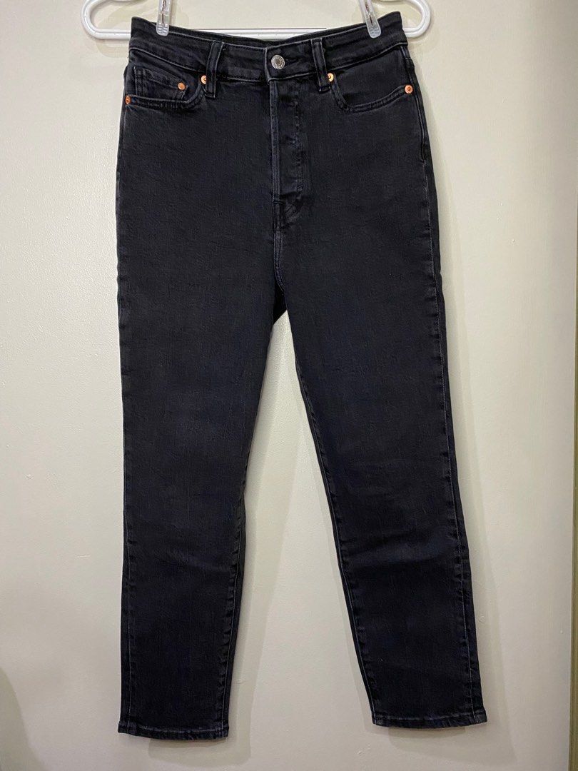 H&M Mom Jeans for Women (Category: Jeans) located in Quezon City. Submitted by perrywinkle_ (Listing ID 1275751306, Image 1). Description: H&M Mom Jeans. Bought last August 2022 for ₱1690. Used only twice or thrice..