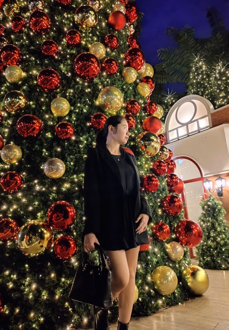 Long black formal blazer coat (Category: Coats, Jackets and Outerwear) located in Pasig City. Submitted by krizzshh (Listing ID 1259458784, Image 2). Description: S-M Thich quality of Blazer Coat with Shoulder pads.