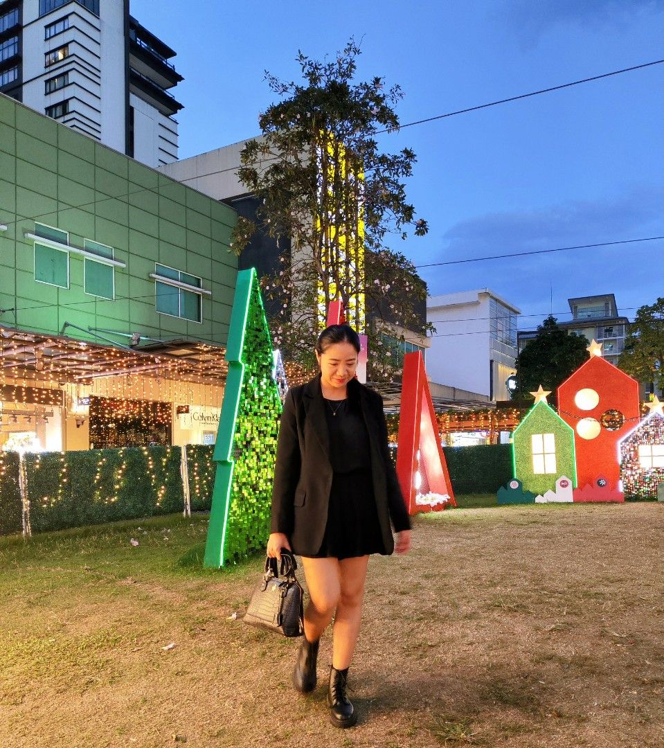 Long black formal blazer coat (Category: Coats, Jackets and Outerwear) located in Pasig City. Submitted by krizzshh (Listing ID 1259458784, Image 3). Description: S-M Thich quality of Blazer Coat with Shoulder pads.