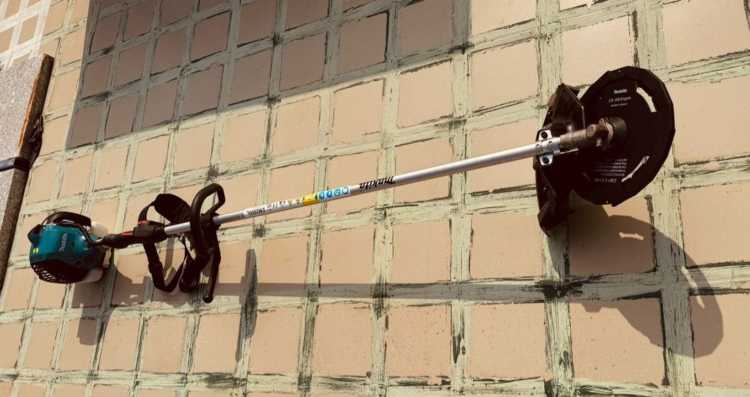 Makita EM2600L 25.7Cc 2 Stroke Petrol Brush Cutter