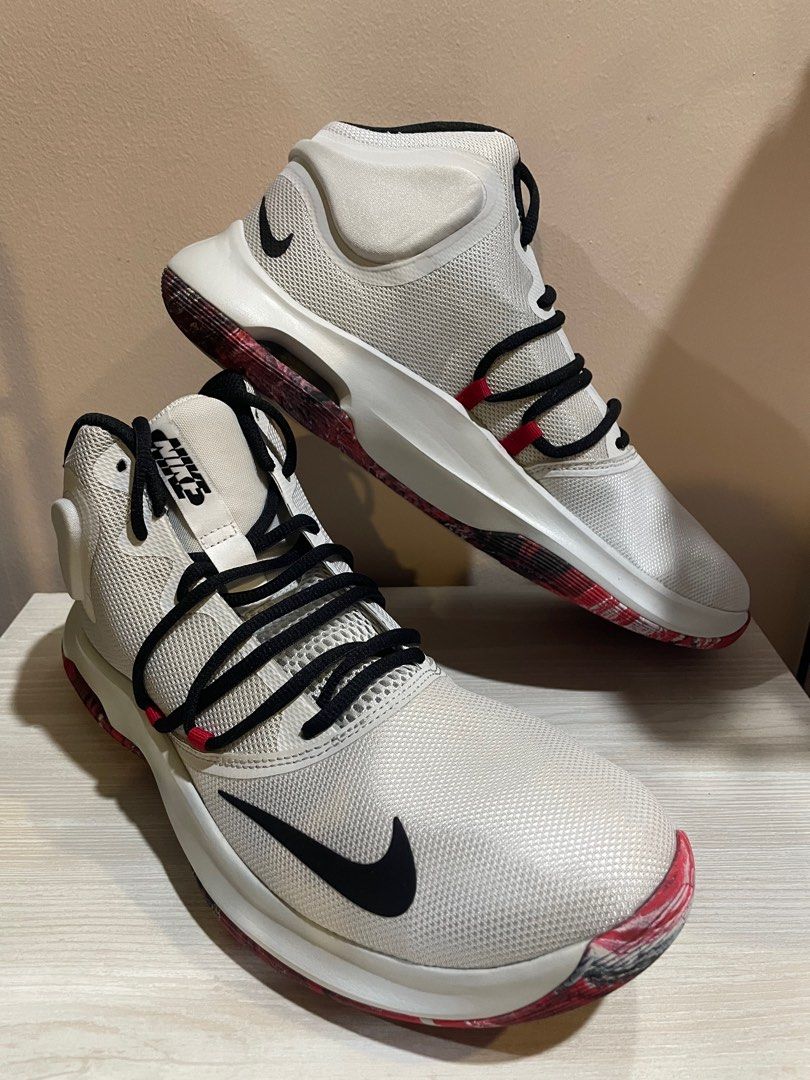 Nike air versatile red on sale