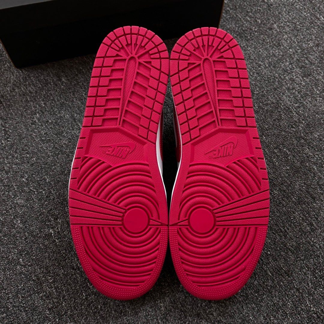 aj1 metalic red