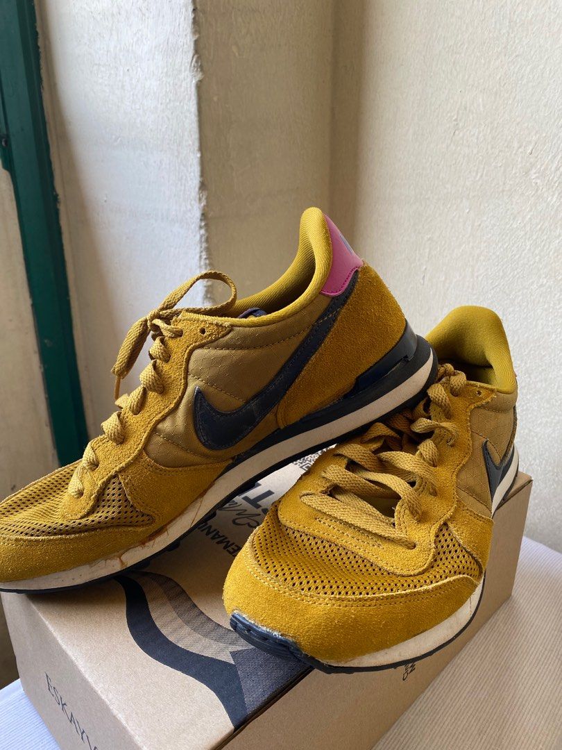 Nike internationalist trainers in yellow store