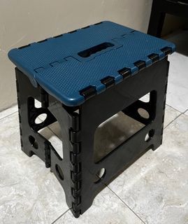 Portable and foldable step stool ladder