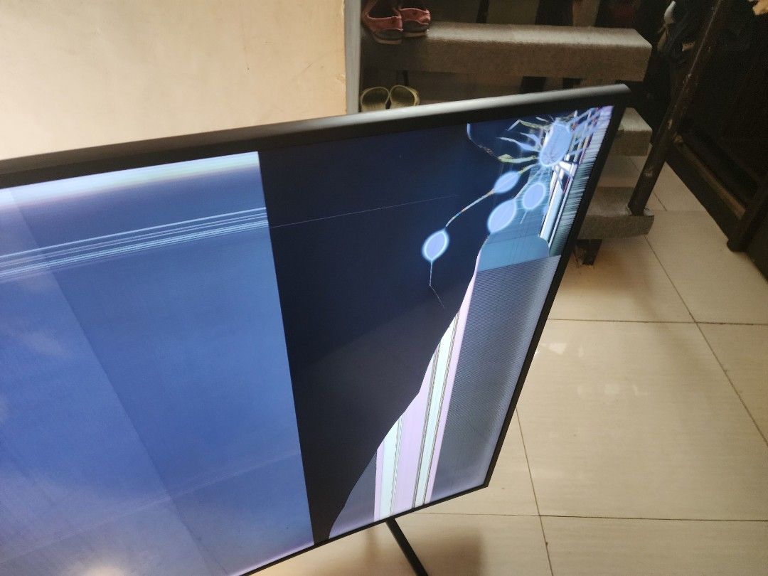 Samsung 65 Curved TV ( defective) (Category: TV) located in Manila. Submitted by raylit21 (Listing ID 1275733402, Image 3). Description: Broken LCD panel .for parts selling as is..