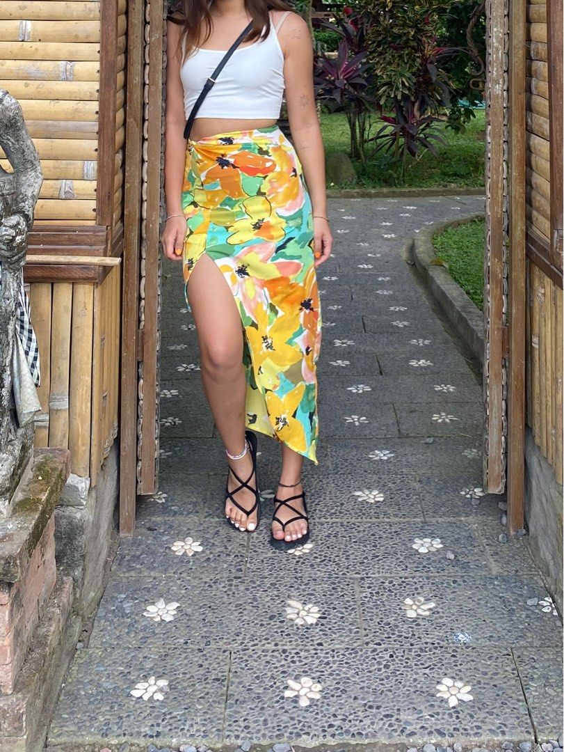 Beach skirt store with split