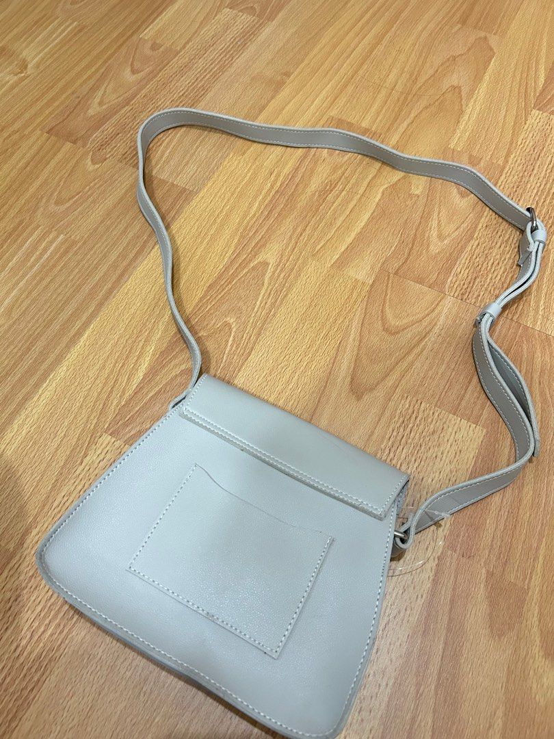 Straightforward Crossbody Bag (Category: Cross-body Bags) located in Manila. Submitted by helloitsmarg (Listing ID 1275732019, Image 2). Description: .