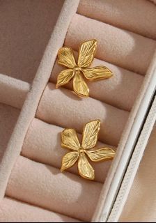 Titanium gold flower earring