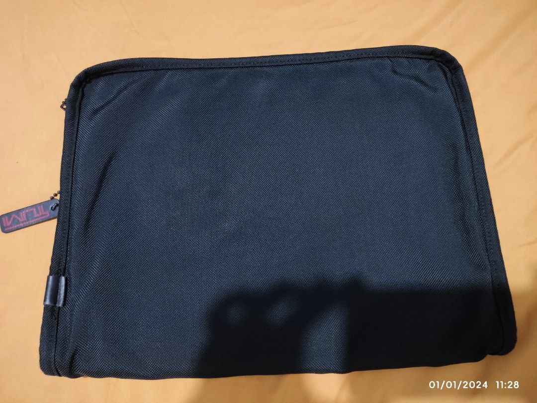 Tumi Laptop/Portfolio Large Pouch Bag (Category: Laptop Bags & Sleeves) located in Antipolo. Submitted by fantazma_23 (Listing ID 1275663132, Image 2). Description: Tumi Laptop/Portfolio Large Pouch Bag Good for 15-17in Laptops and Documents Very Good Condition Minimal fades on Zippers and Leather No hidden issues/holes/tears/stains Already cleaned Vintage Tumi Made in USA Tumi Tracer can be registered to new owner (see last 2 pix) Width: 16 inch