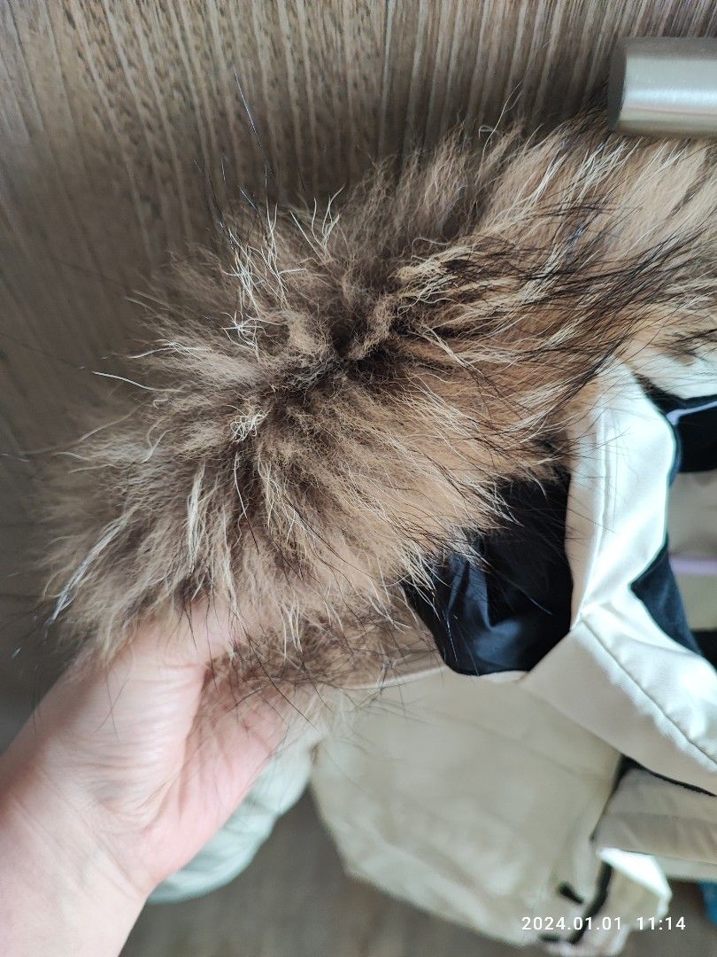 Winter Jacket (Category: Coats, Jackets and Outerwear) located in Singapore. Submitted by candicechen11 (Listing ID 1275658622, Image 3). Description: Suitable for people with a height of： 155cm to 160cm 45kg to 58kg..