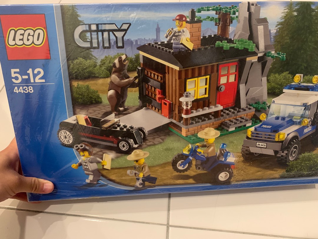 Lego hotsell robbers hideout