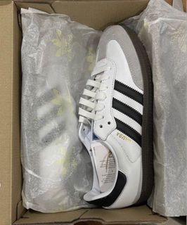 (Category: ) located in . Submitted by sneakerworld_my (Listing ID 1278167429, Image 1). Description: .