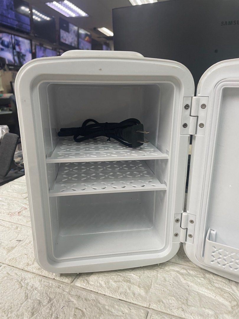 Anko Cosmetics Cooler With LED Mirror CC-LED 220v (Category: Makeup) located in Pasay City. Submitted by meostore (Listing ID 1278162188, Image 2). Description: Issues stated in the paper 220v 3.7L Capacity Cool and Warm Mode.