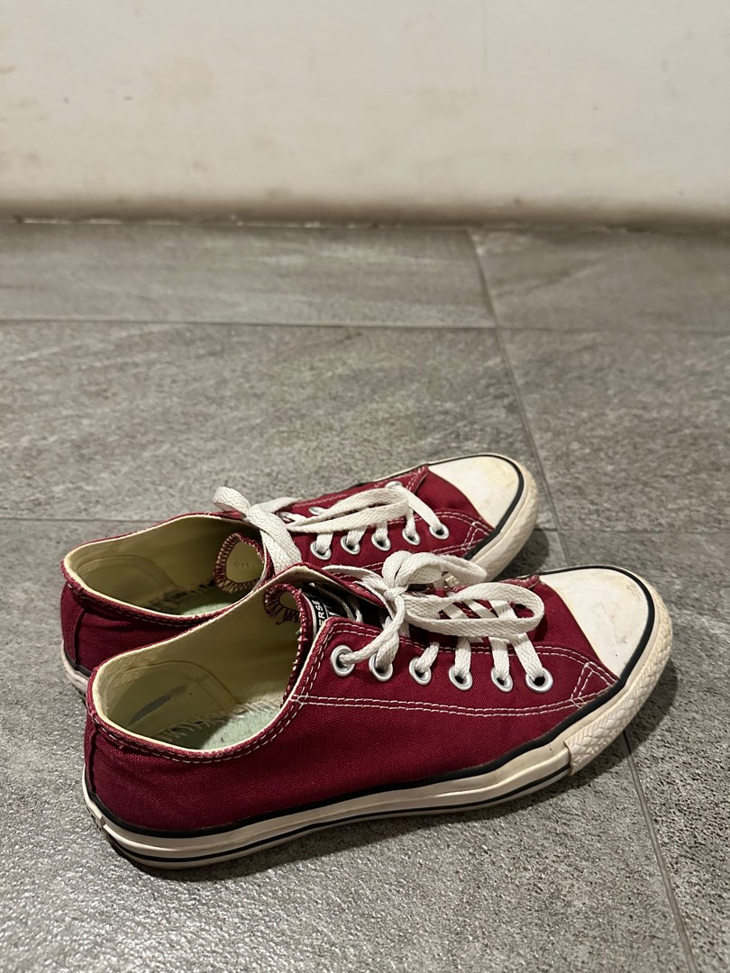 Maroon low top sale converse