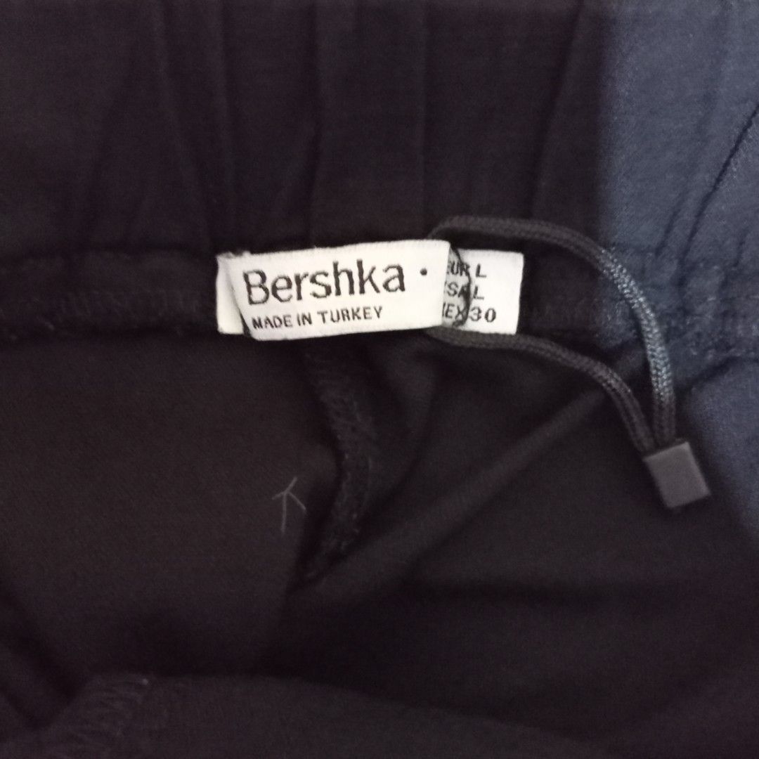 Bershka Paperbag Shorts (Category: Shorts) located in Liloan. Submitted by thriftytrunk (Listing ID 1278173982, Image 3). Description: • Fits Size 26-28 • High Waisted • Shipping should be shouldered by buyer.