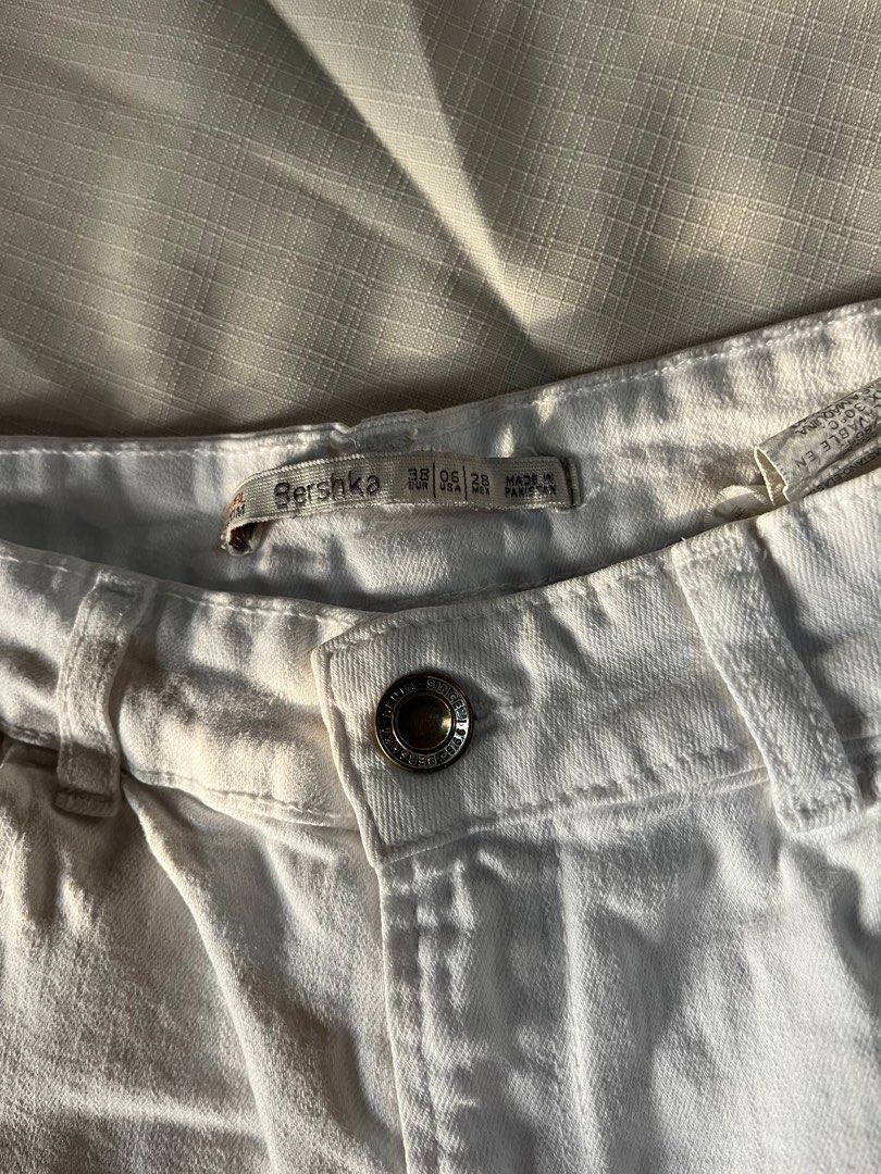 Bershka White Shorts (Category: Shorts) located in Manila. Submitted by nglcst (Listing ID 1278225916, Image 2). Description: .