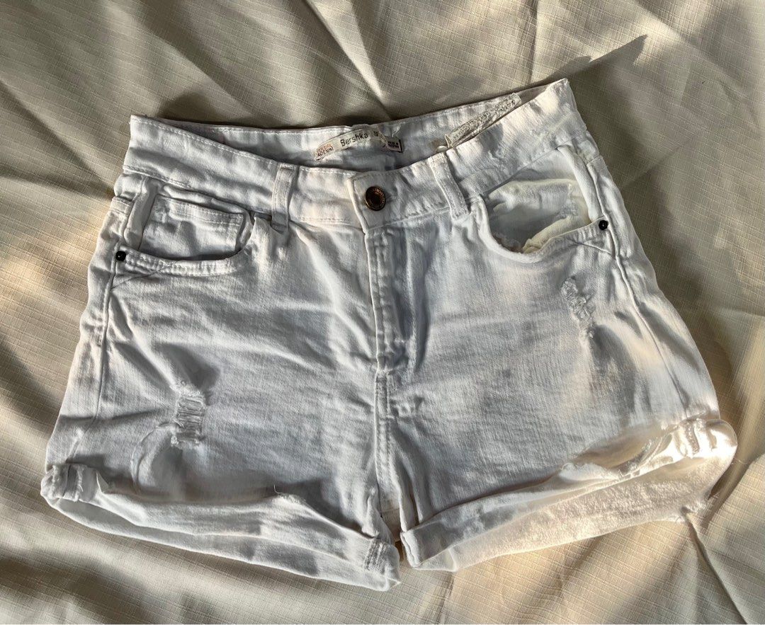 Bershka White Shorts (Category: Shorts) located in Manila. Submitted by nglcst (Listing ID 1278225916, Image 3). Description: .