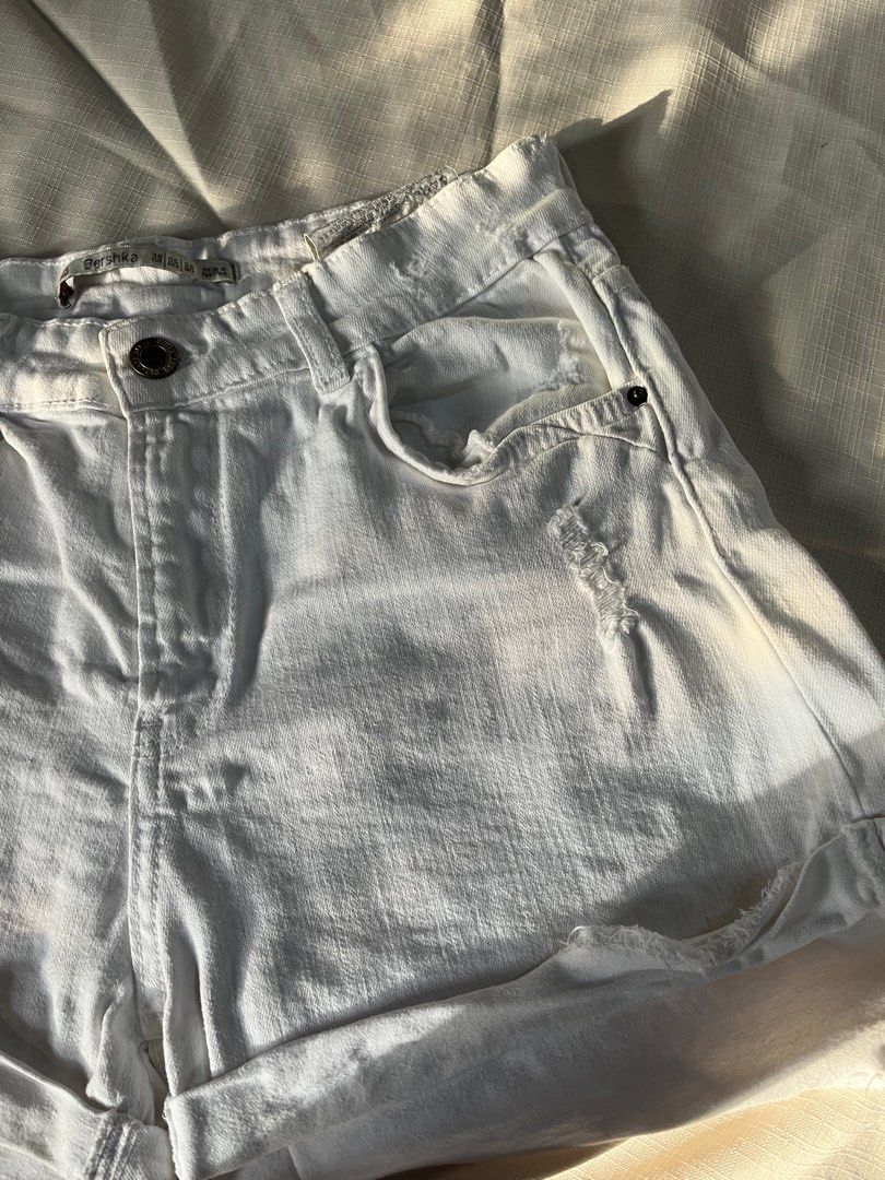 Bershka White Shorts (Category: Shorts) located in Manila. Submitted by nglcst (Listing ID 1278225916, Image 1). Description: .