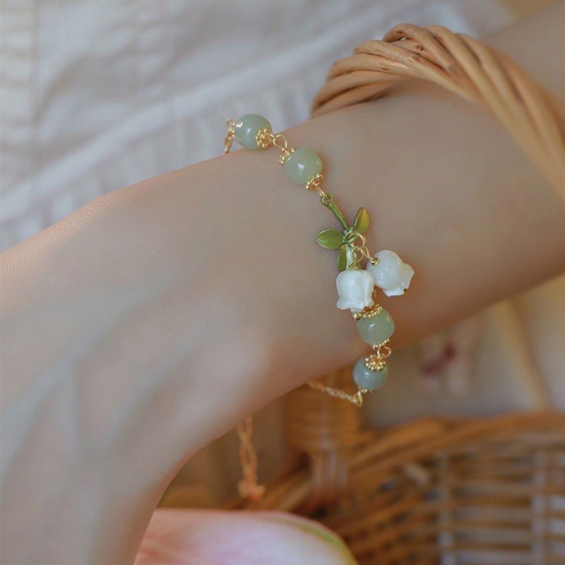 White hotsell flower bracelet
