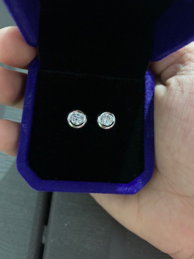 RUSH Bubble design earrings and necklace set (Category: Necklaces) located in Batangas. Submitted by ishield21 (Listing ID 1278207613, Image 2). Description: What you see is what you get po 😊 Super sprakly in person Actual photo posted Rfs: need funds for my sons medication Pm for other details .
