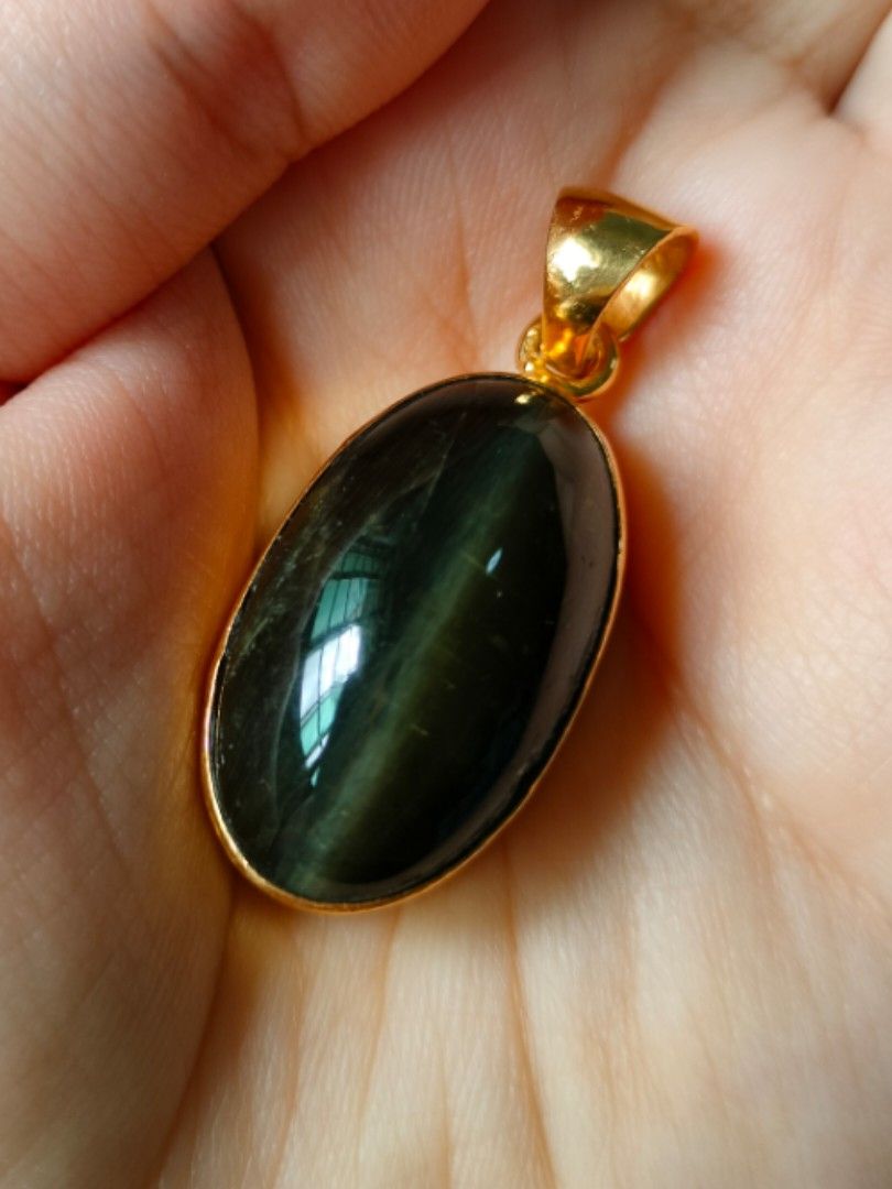 Cat eye hotsell stone pendant
