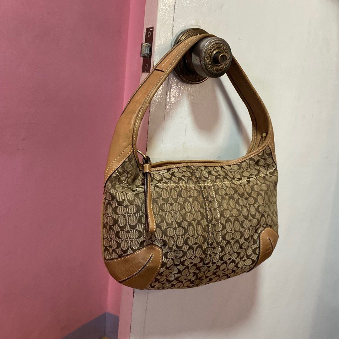 Coach Vintage Monogram Bag (Category: Luxury Bags & Wallets) located in Batangas. Submitted by avery.declutter (Listing ID 1278187382, Image 2). Description: .