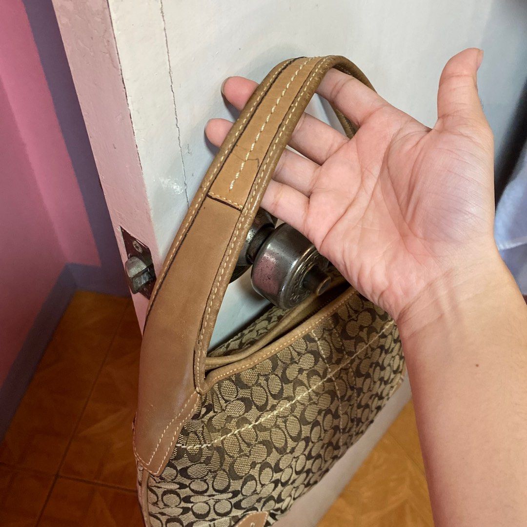 Coach Vintage Monogram Bag (Category: Luxury Bags & Wallets) located in Batangas. Submitted by avery.declutter (Listing ID 1278187382, Image 3). Description: .