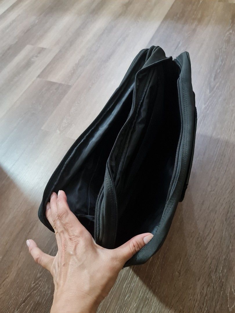 Document bag (Category: Belt bags, Clutches and Pouches) located in Petaling Jaya. Submitted by emi19 (Listing ID 1278107668, Image 2). Description: -condition 10/10 - never been used - maybe can be used for computer bag, though no padding. Maybe you can use to carry ipad or tablet.