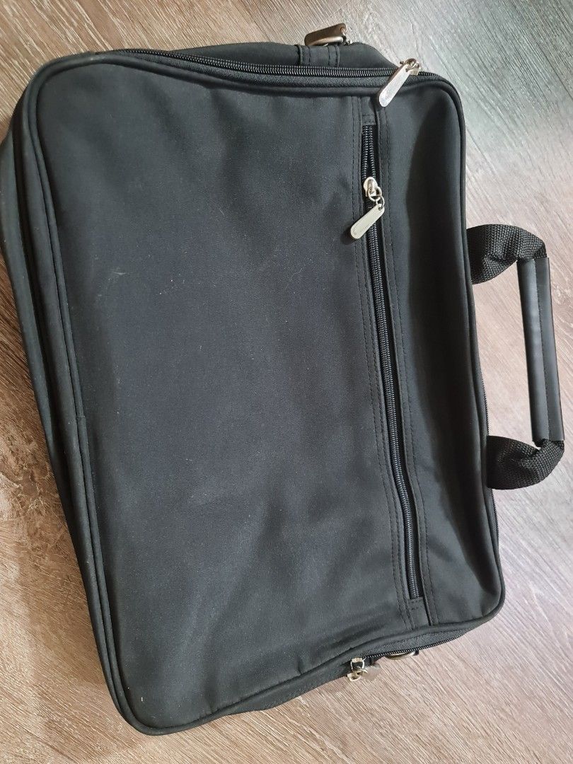 Document bag (Category: Belt bags, Clutches and Pouches) located in Petaling Jaya. Submitted by emi19 (Listing ID 1278107668, Image 3). Description: -condition 10/10 - never been used - maybe can be used for computer bag, though no padding. Maybe you can use to carry ipad or tablet.