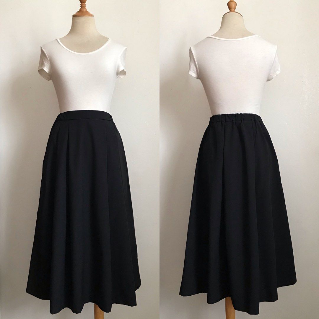 Gu dark navy midi skirt (Category: Skirts) located in Manila. Submitted by blues009 (Listing ID 1278242418, Image 1). Description: In excellent condition Good as new W/ stretchable waistline W/ side pockets L on tag fits M-L Waistline: 27”-36”.